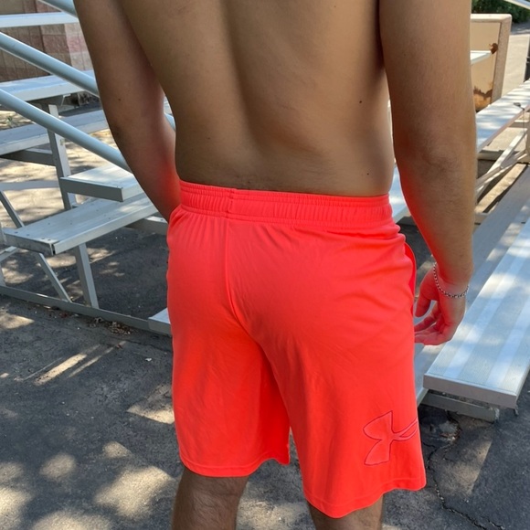 UNDER ARMOUR MEN NEON ORANGE SHORTS WORKOUT SPORT TRAINING RUNNING TECH GRAPHICS - Picture 10 of 17